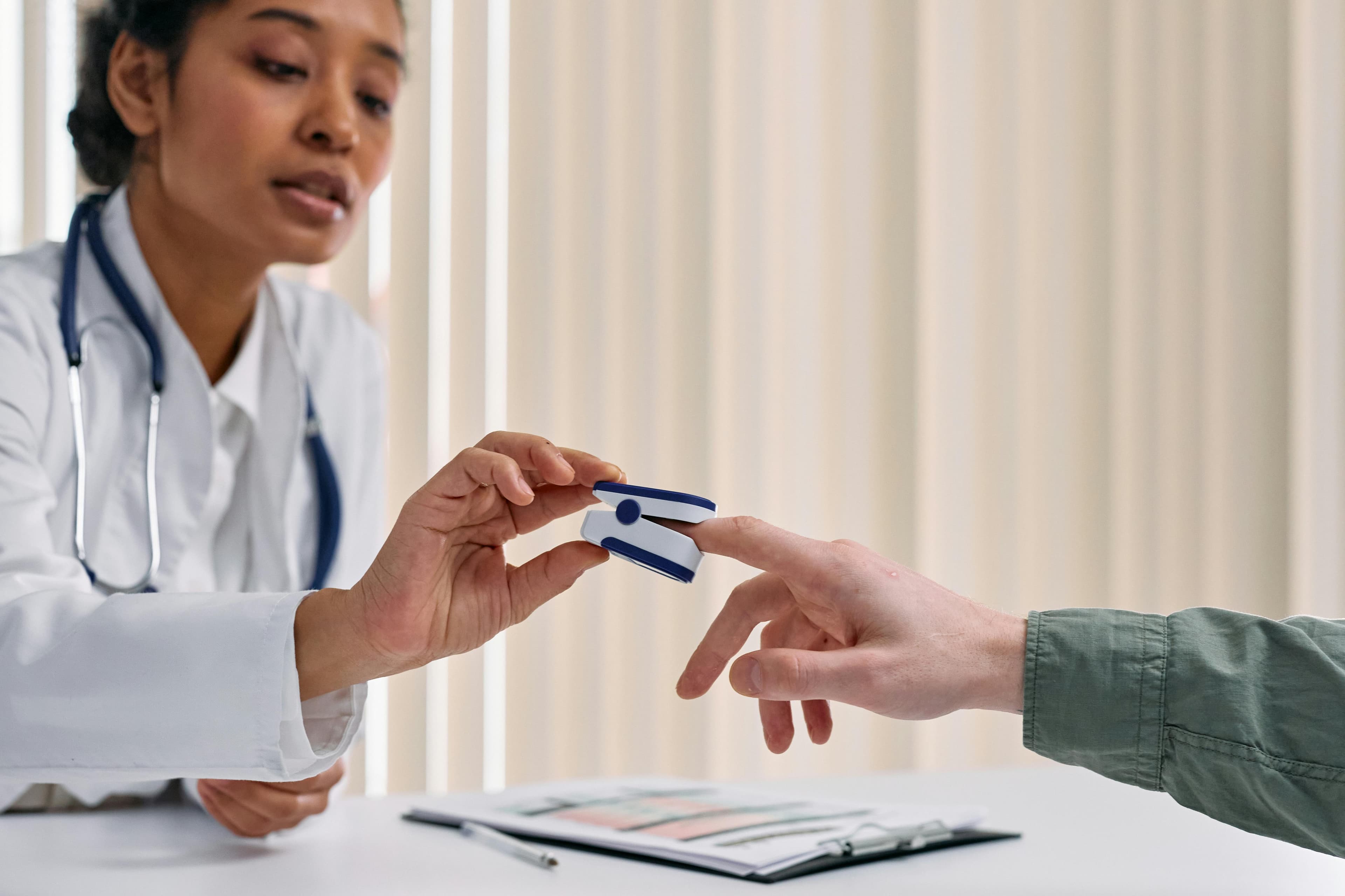 Clinician measuring a patient's oxygen saturation